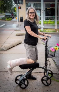 Read more about the article How to Use a Knee Scooter in Tucson